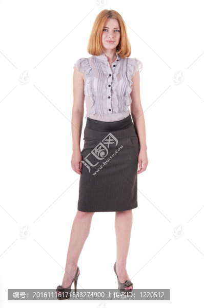 全長肖像美麗的lookind倒在襯衫和裙子的年輕女子在白