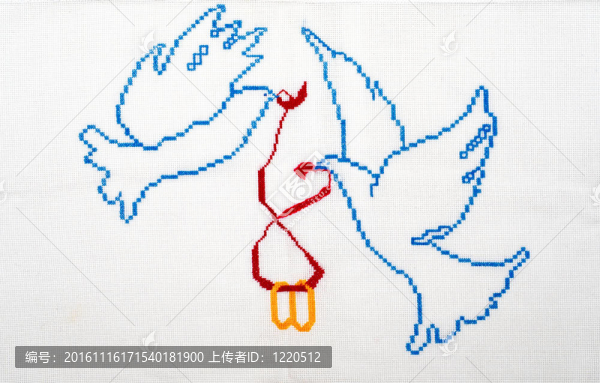 繡好十字繡圖案。白色的鴿子抱著結(jié)婚戒指