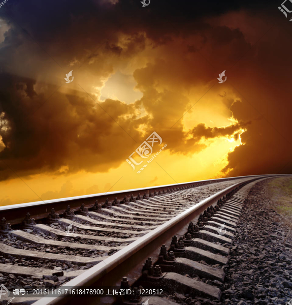 戲劇性天空下的鐵路