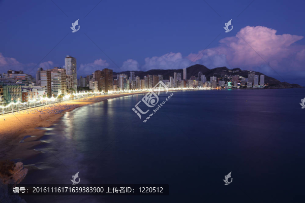 高層建筑在貝尼多姆夜晚的海灘；西班牙