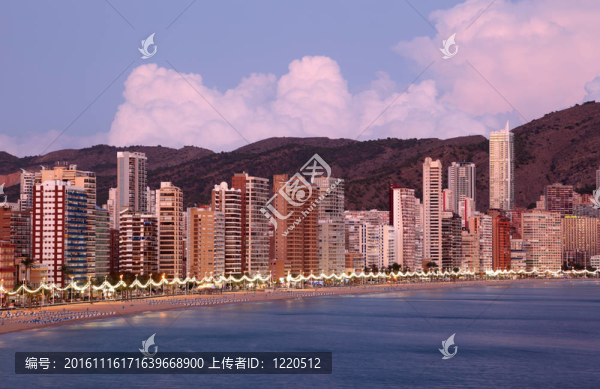 高層建筑在貝尼多姆海灘；西班牙