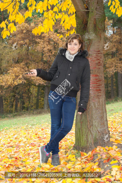 女孩拿著一個電話