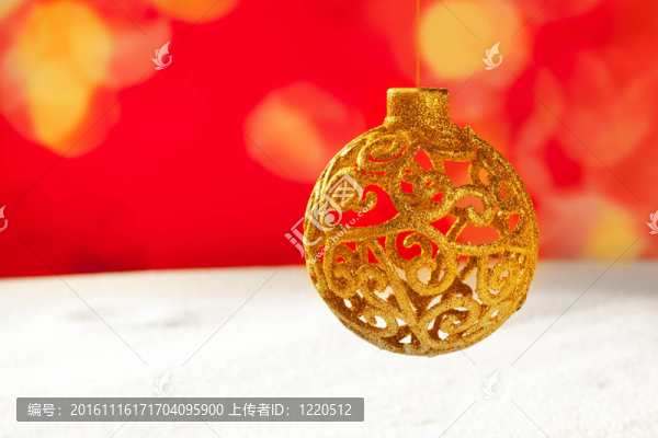 阿拉伯圣誕黃金飾品上的雪