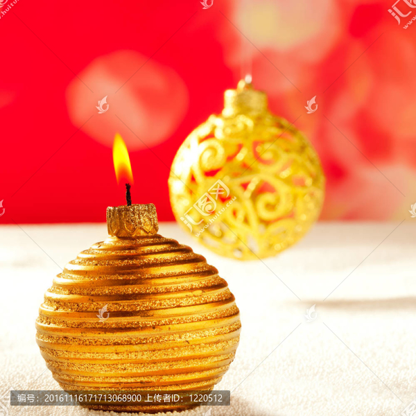 金色的蠟燭和玩具圣誕雪