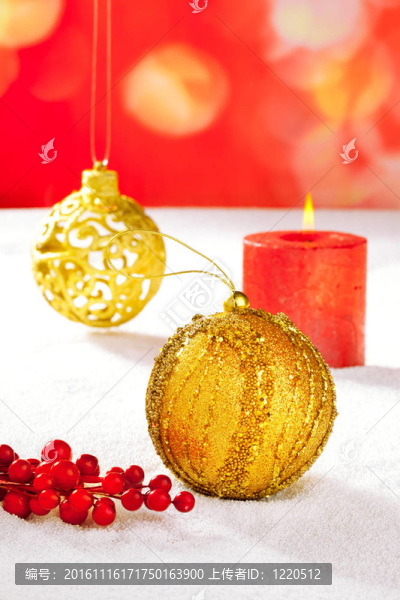 金色的baubleand蠟燭的圣誕卡