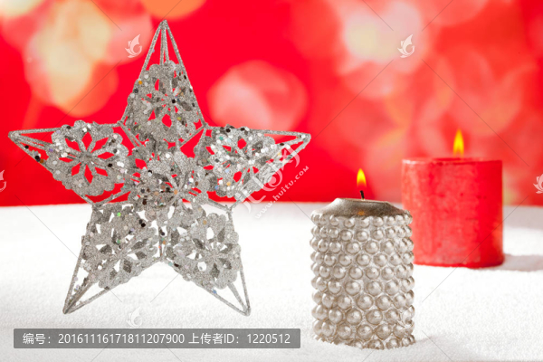 銀色圣誕卡片和雪地上的蠟燭