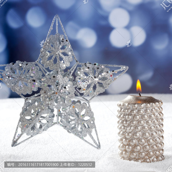 銀色圣誕卡片和雪地上的蠟燭