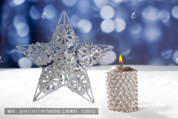 銀色圣誕卡片和雪地上的蠟燭