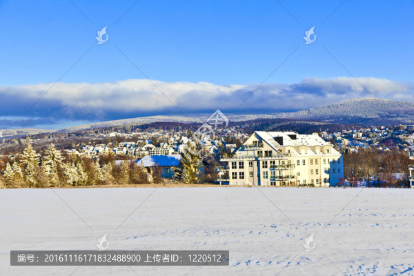 美麗的景觀與住房面積在冬季和藍天