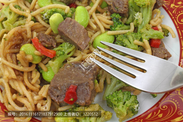 面條牛肉蔬菜用叉子