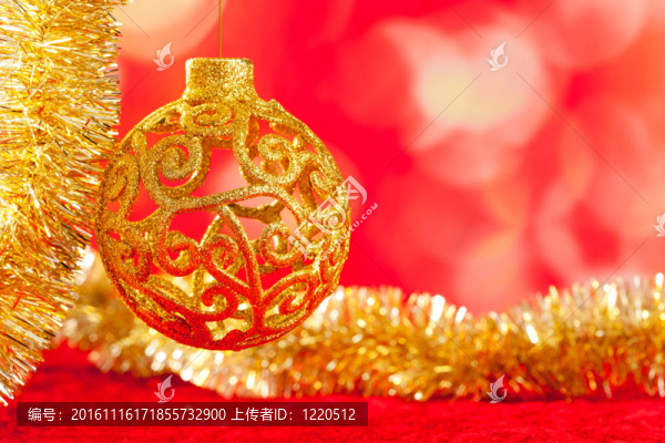 黃金飾品和閃亮的圣誕卡