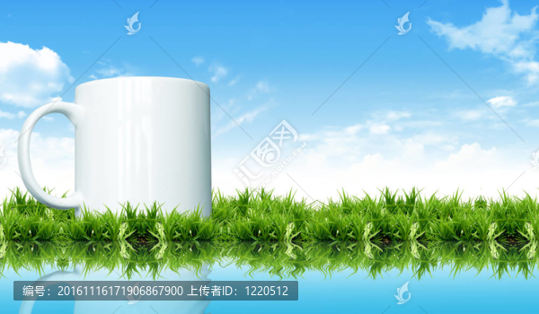 在草地上的杯子與明亮的天空