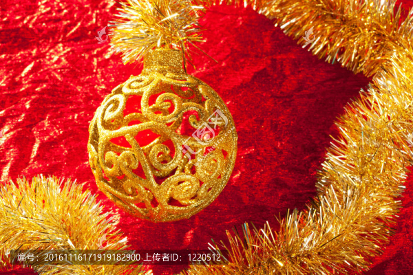 黃金飾品和閃亮的圣誕卡