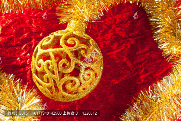 黃金飾品和閃亮的圣誕卡