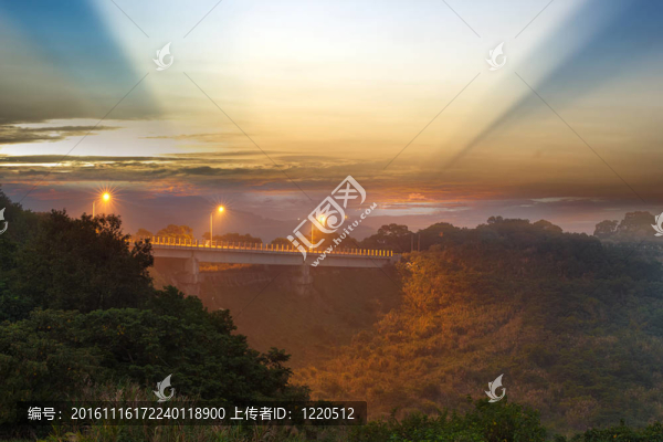 湖泊與湖泊的日落