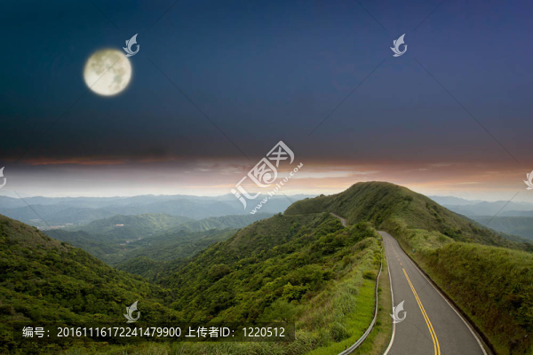 綠色的道路與藍(lán)天最好的C