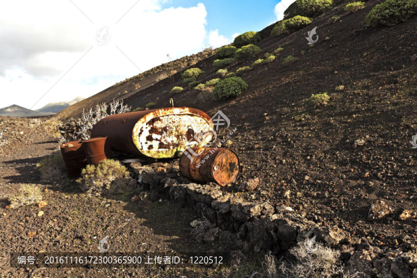 火山景觀中的老坦克