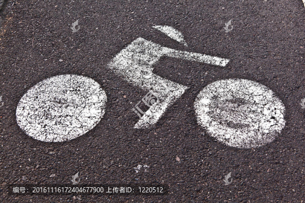 街上畫著自行車車道的標(biāo)志