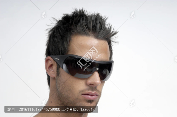 帶太陽眼鏡的年輕人