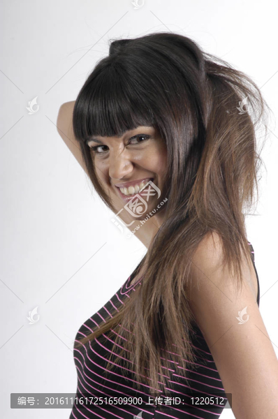 一個(gè)長(zhǎng)頭發(fā)的年輕女人