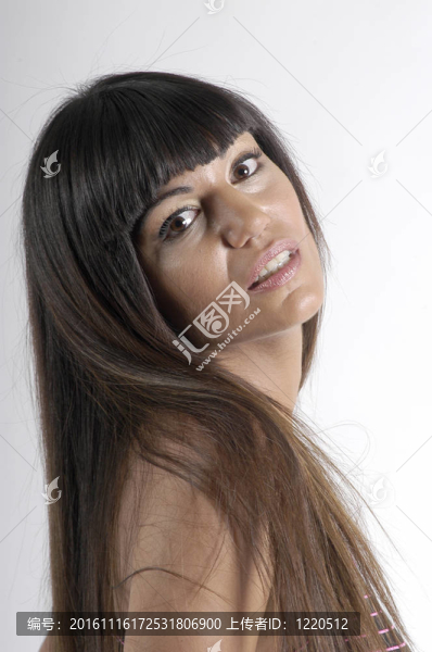 一個長頭發(fā)的年輕女人