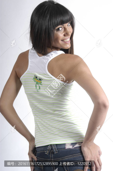 一個(gè)長頭發(fā)的年輕女人