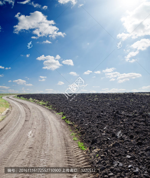 農(nóng)村公路近黑色的耕地