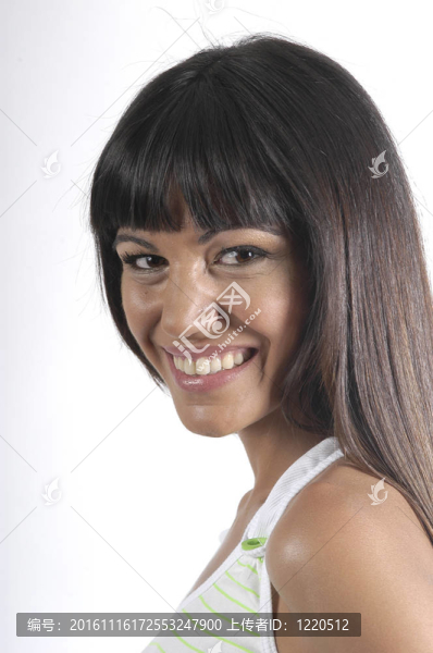 一個長頭發(fā)的年輕女人
