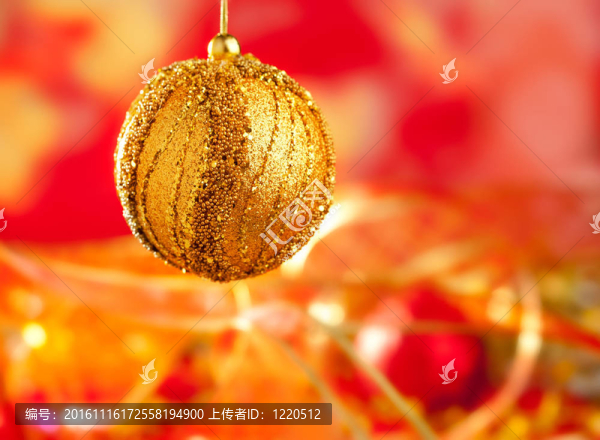 黃金飾品和紅色的模糊的圣誕卡