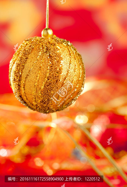 黃金飾品和紅色的模糊的圣誕卡