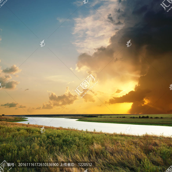 河上的金色夕陽(yáng)