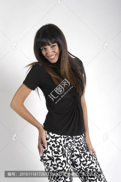 一個長頭發(fā)的年輕女人