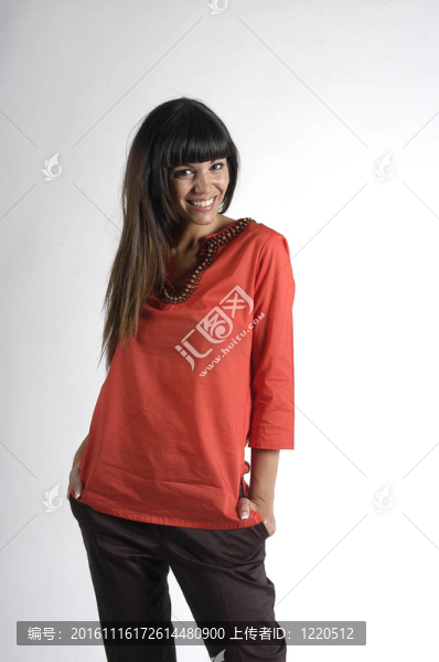 一個長頭發(fā)的年輕女人