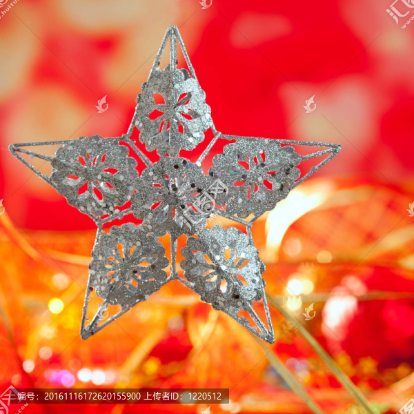 銀色星星和紅色模糊圣誕卡片