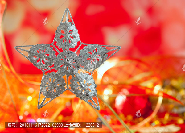 銀色星星和紅色模糊圣誕卡片