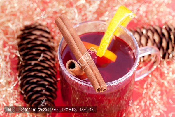 帶肉桂棒的紅茶