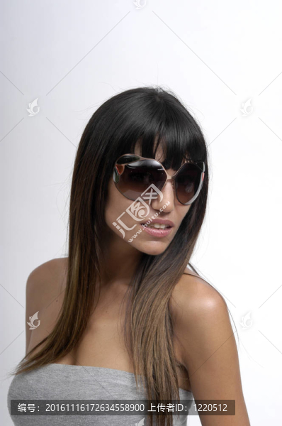 帶太陽眼鏡的年輕女子