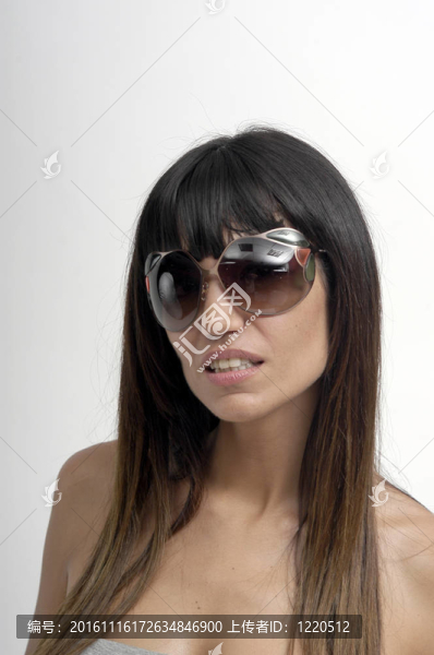 帶太陽眼鏡的年輕女子