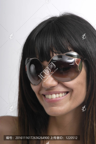 帶太陽眼鏡的年輕女子
