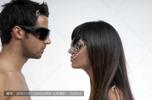 帶太陽眼鏡的年輕夫婦