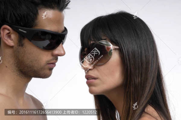 帶太陽眼鏡的年輕夫婦