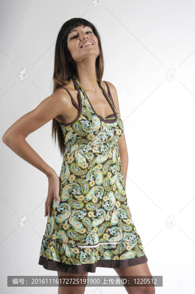 迷你裙的年輕女人