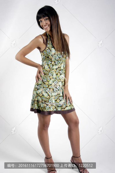 迷你裙的年輕女人