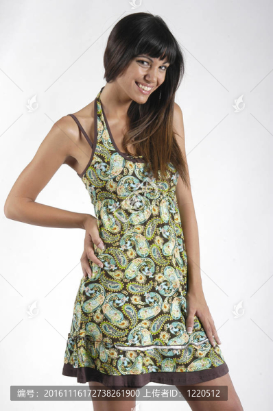 迷你裙的年輕女人