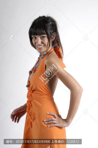 穿橙色衣服的女人