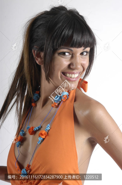 穿著橙色衣服的年輕女人