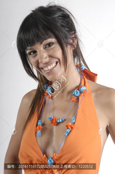 穿著橙色衣服的年輕女人