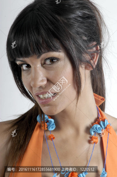 穿著橙色衣服的年輕女人
