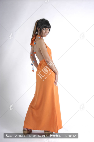 穿著橙色衣服的年輕女人