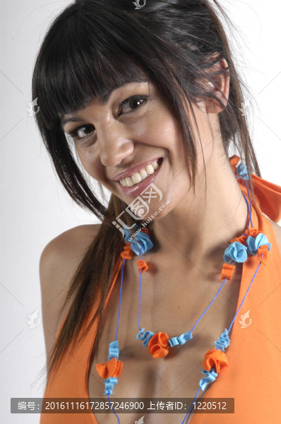 穿著橙色衣服的年輕女人